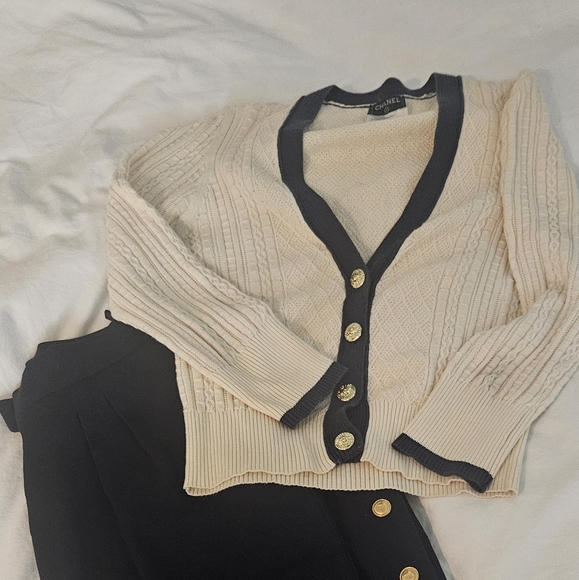 CHANEL Cream and Black Cardigan - Picture 8 of 8
